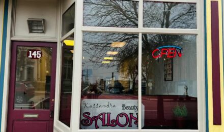 Beautiful Salon booth rental Belvidere Illinois $150pw /$600pm